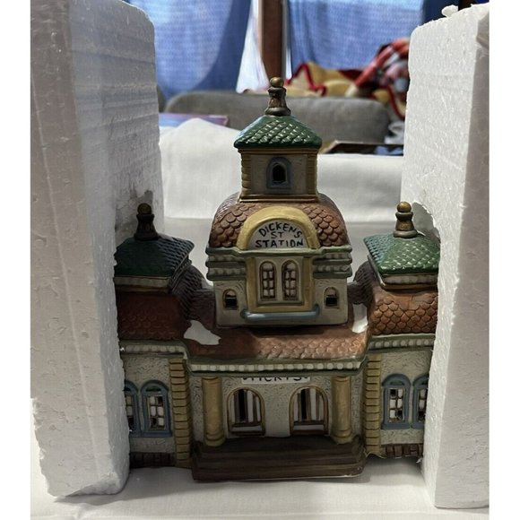 O'Well Novelty Dickens Keepsake 1993 Porcelain Lighted “St. Train Station” - Picture 4 of 9